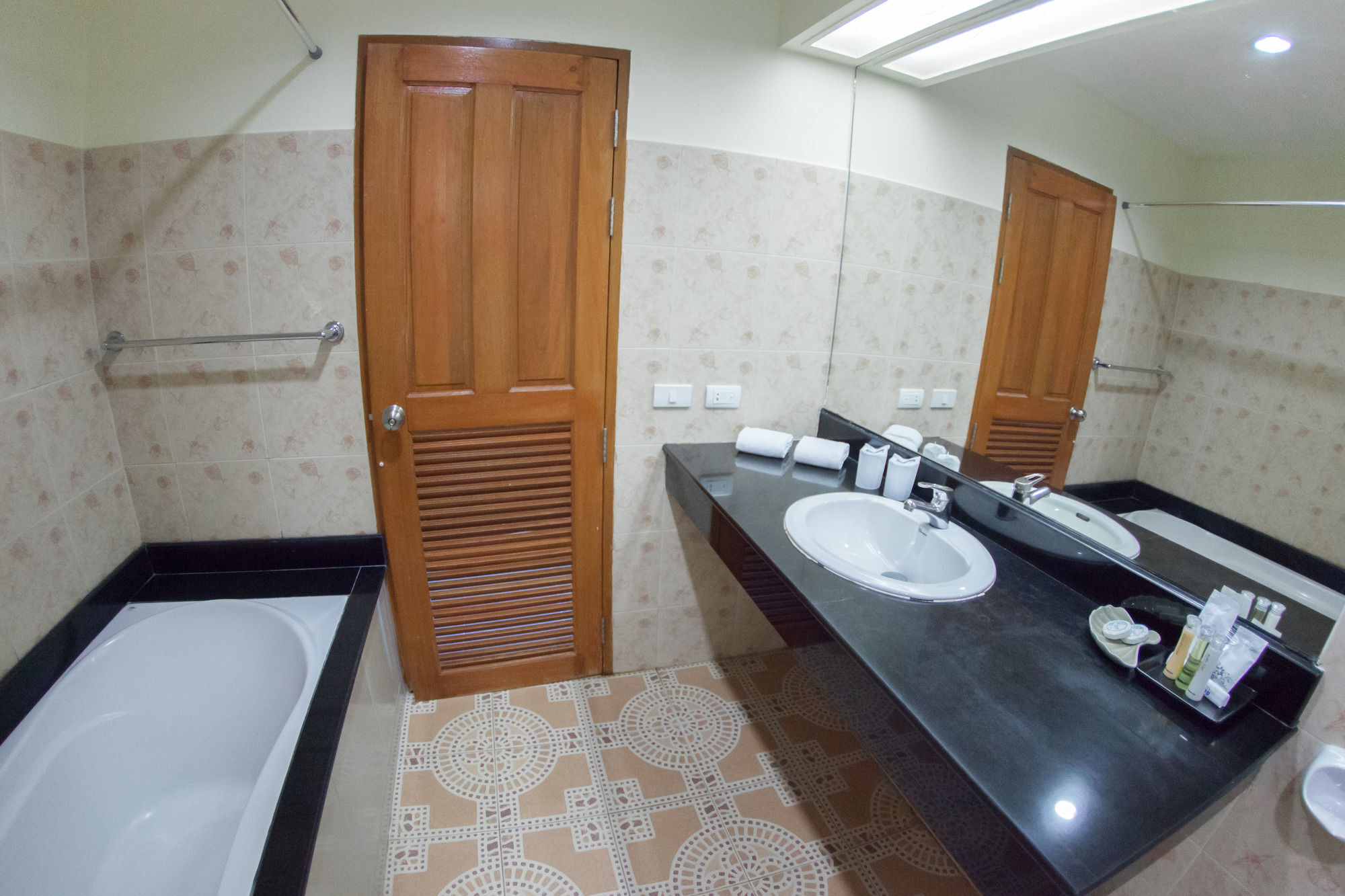 Rawai Chalong Beach Hotel Phuket מראה חיצוני תמונה